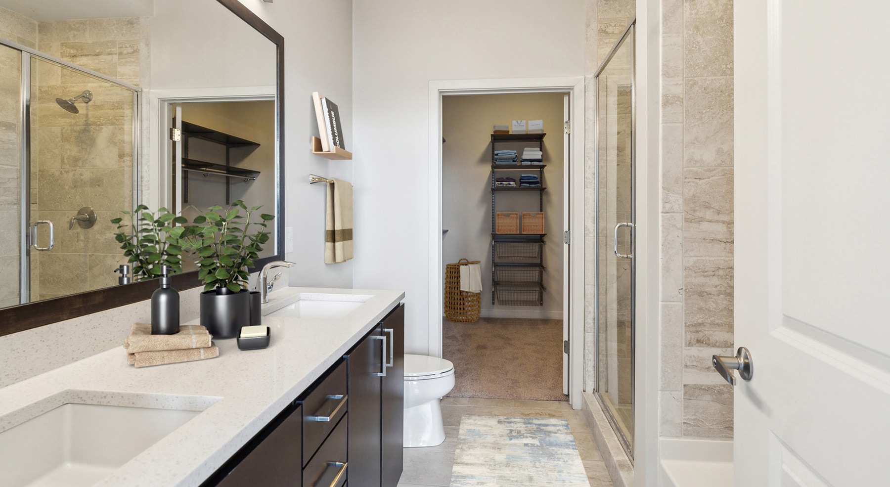 bath with sing and mirror